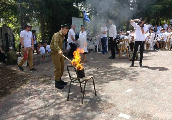 קיום טקס לזכר חללי צה”ל והאזרחים שנפלו – ע”י תלמידי הישיבה