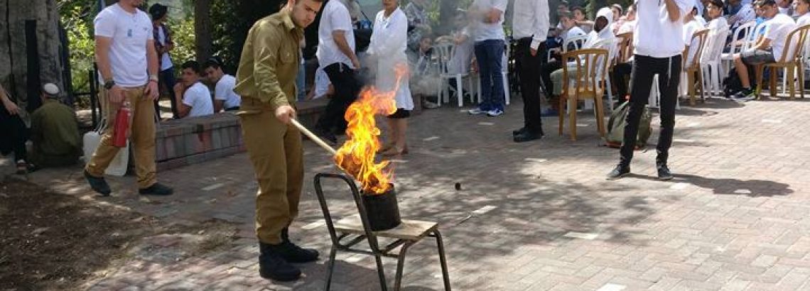 קיום טקס לזכר חללי צה”ל והאזרחים שנפלו – ע”י תלמידי הישיבה